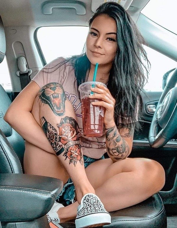 Girls In Cars (37 pics)