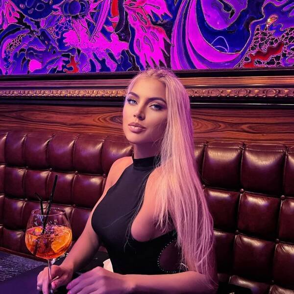 Braless Girls (46 pics)