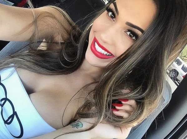 Girls With Red Lips (38 pics)