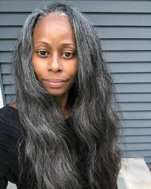 Women Who Not Ashamed Of Their Grey Hair (32 pics)