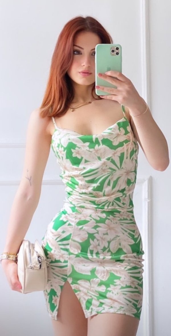Girls In Dresses (36 pics)