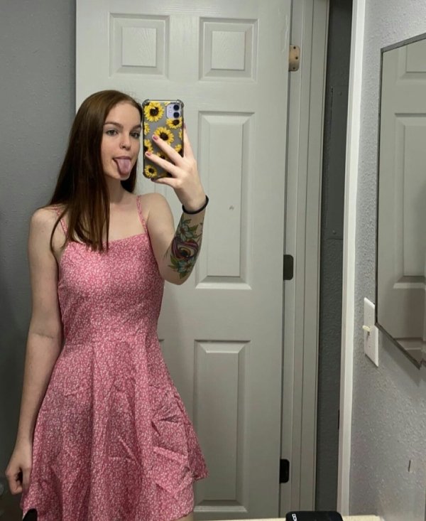 Girls In Dresses (36 pics)