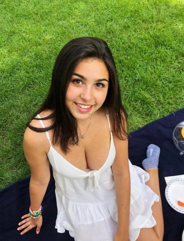 Girls In Dresses (36 pics)