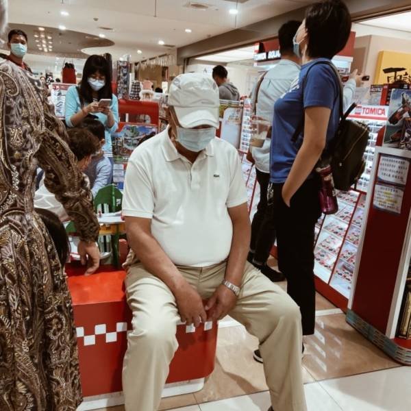 They Hate Shopping With Wives (37 pics)
