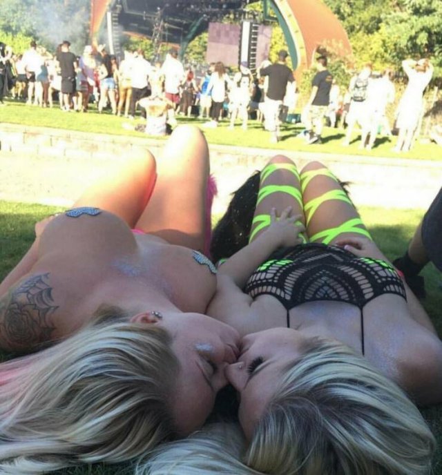 Girls At Music Festivals (23 pics)