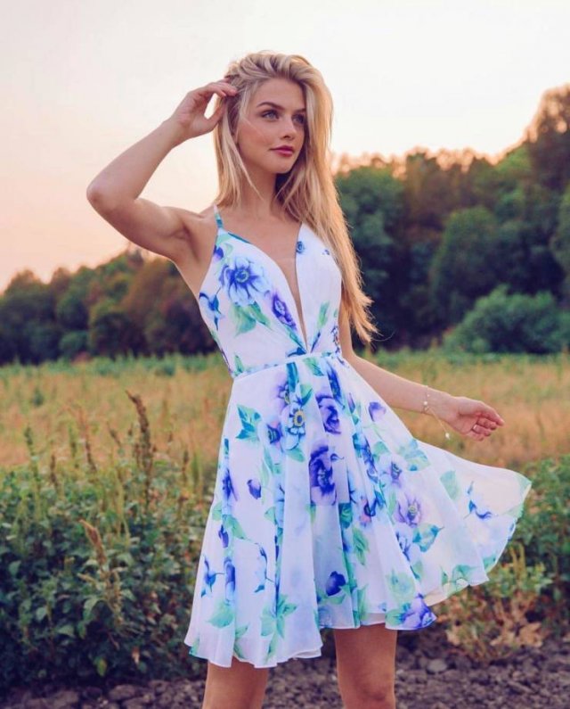 Girls In Sundresses (49 pics)
