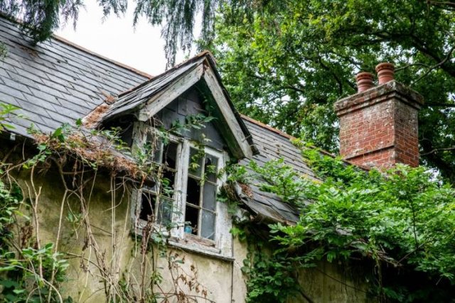 Scary Abandoned Cottage (16 pics)