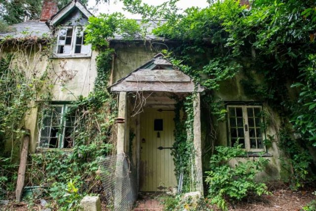 Scary Abandoned Cottage (16 pics)