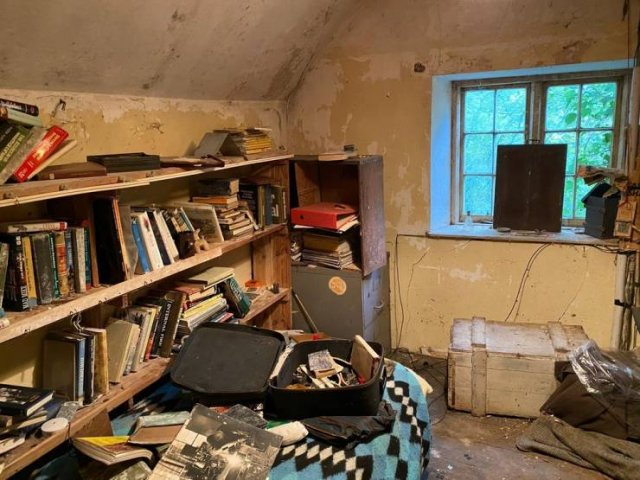 Scary Abandoned Cottage (16 pics)