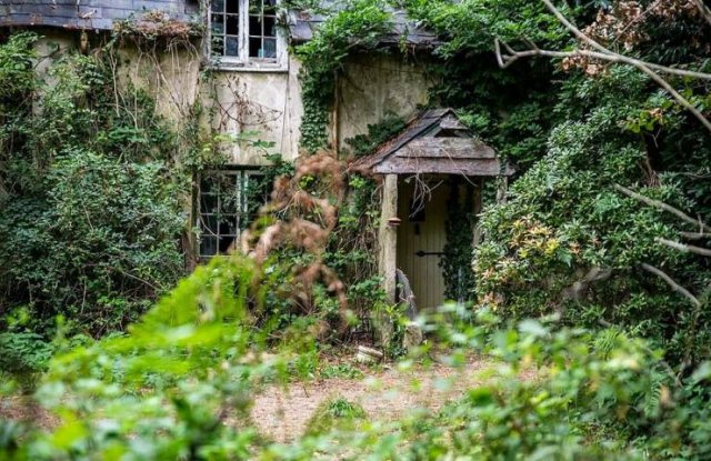 Scary Abandoned Cottage (16 pics)