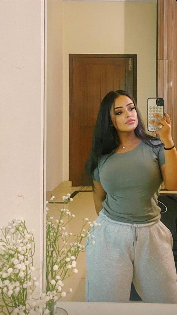 Busty Girls (36 pics)