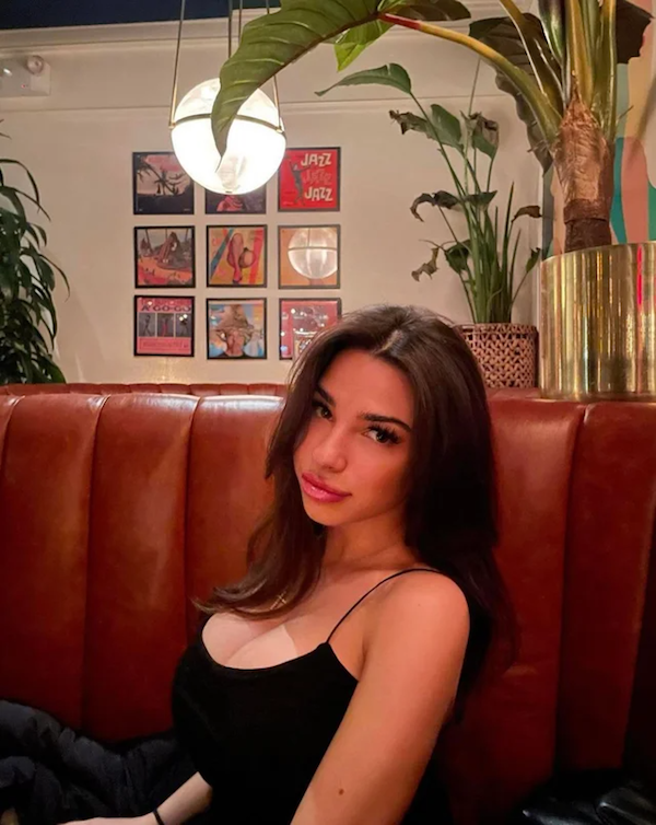Busty Girls (36 pics)