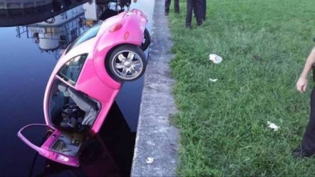 Unusual Car Crashes (22 pics)