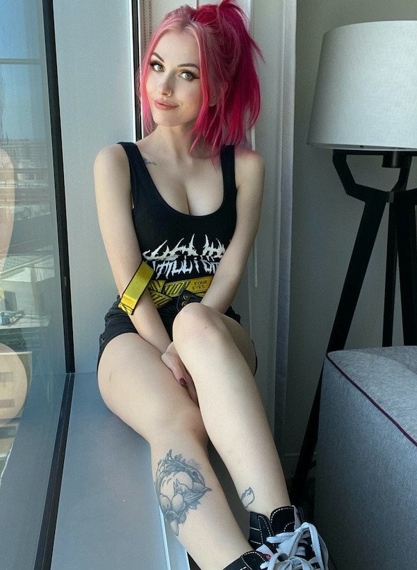 Girls With Dyed Hairs (33 pics)