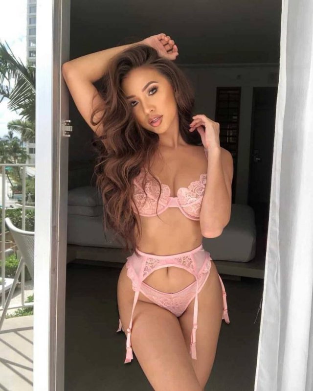 Girls In Lingerie (52 pics)