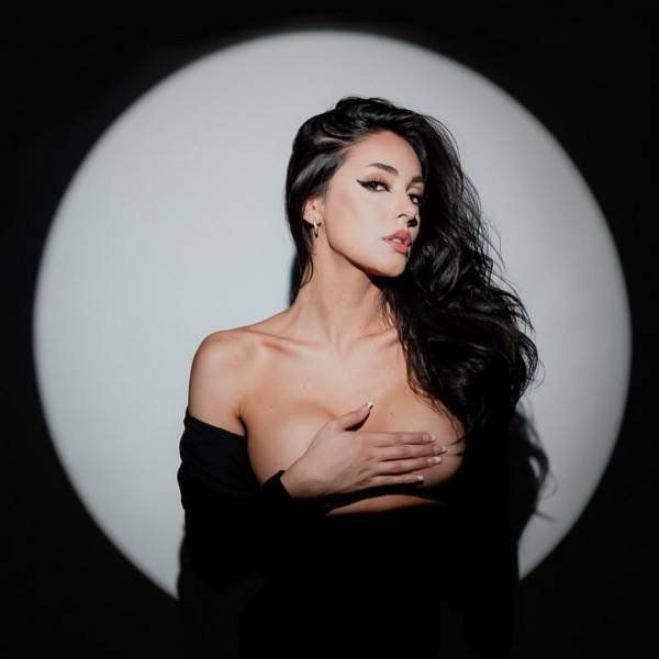 Girls With Handbras (44 pics)