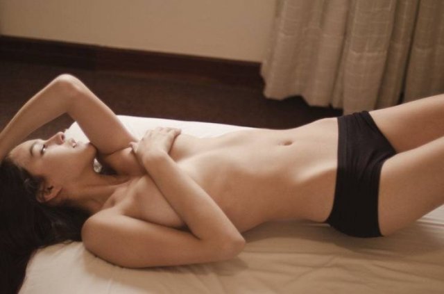 Girls With Handbras (44 pics)