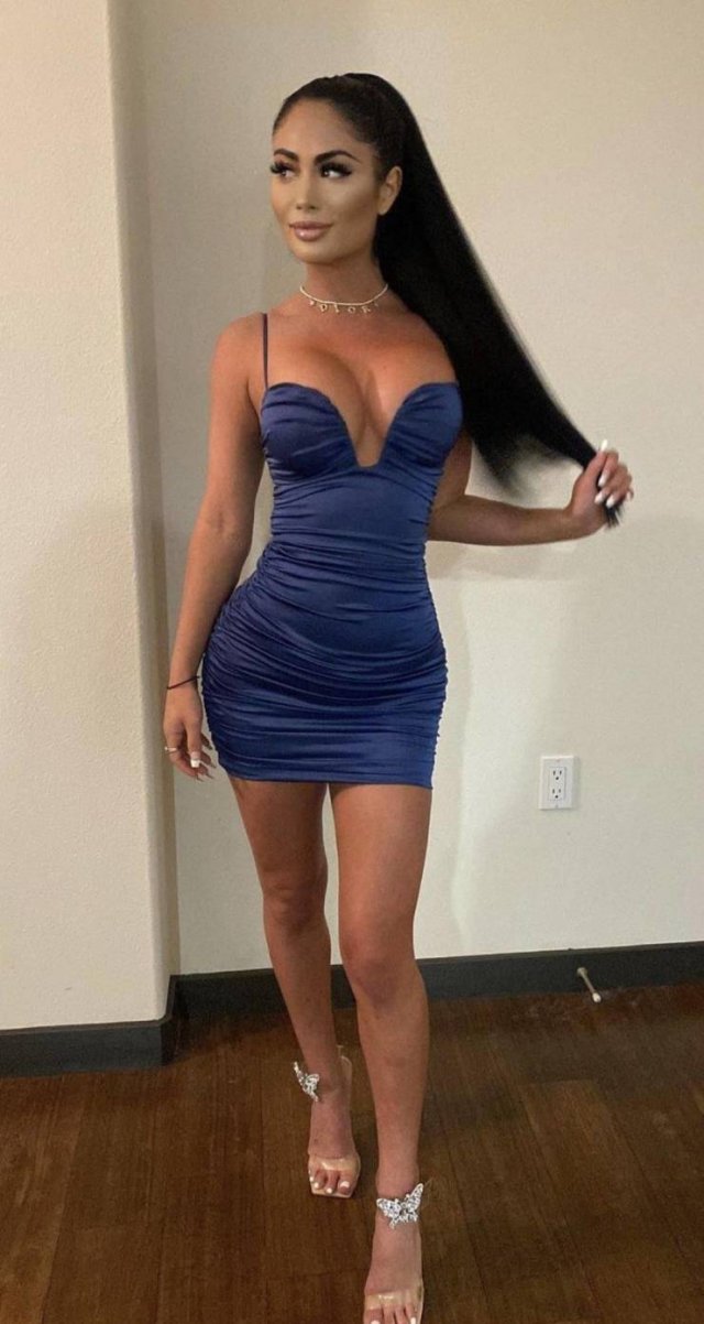 Girls In Tight Dresses (48 pics)