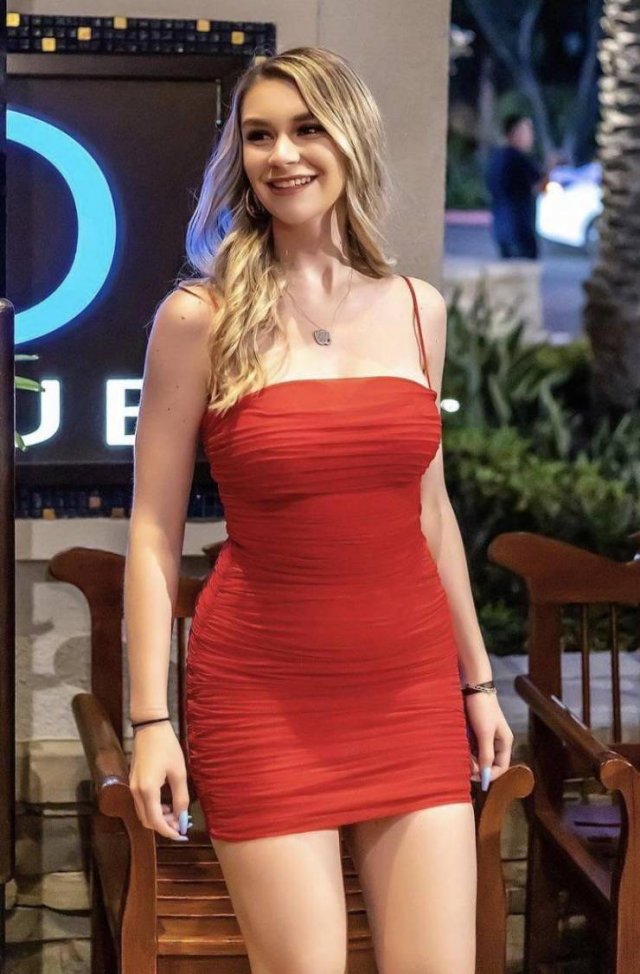 Girls In Tight Dresses (48 pics)