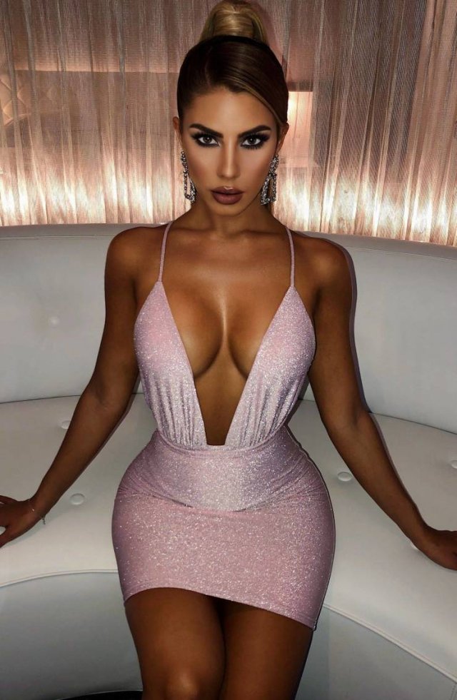 Girls In Tight Dresses (48 pics)