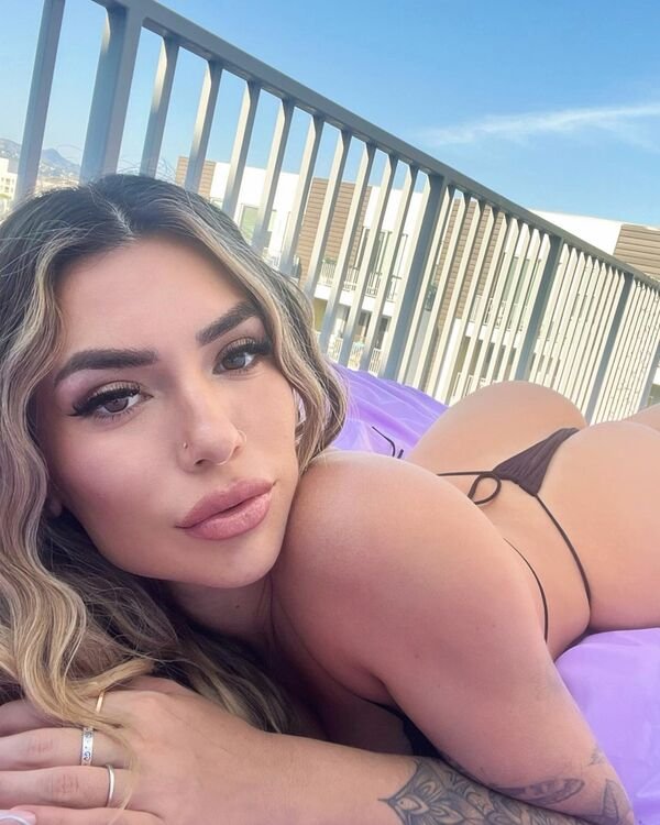 Hot Girls (33 pics)