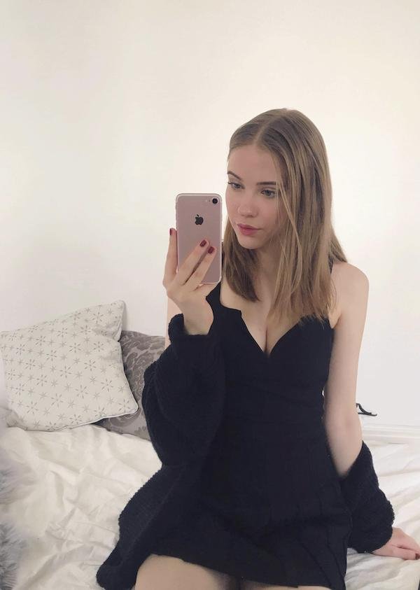 Selfie Girls (41 pics)