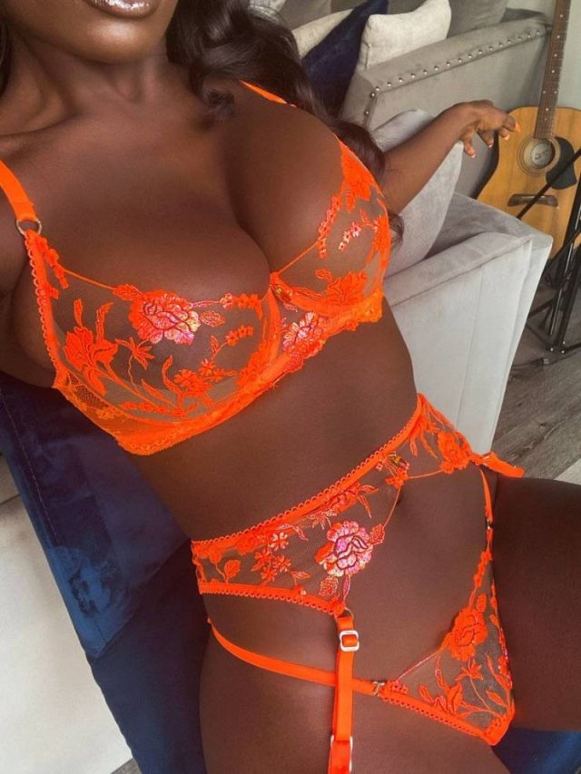 Girls In Lingerie (48 pics)