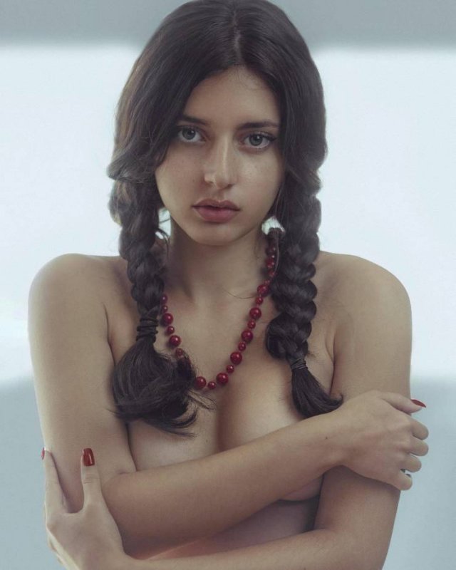 Girls With Handbras (43 pics)