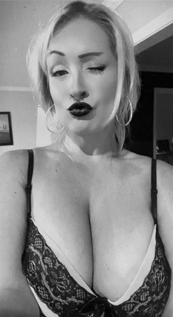 Busty Girls (38 pics)