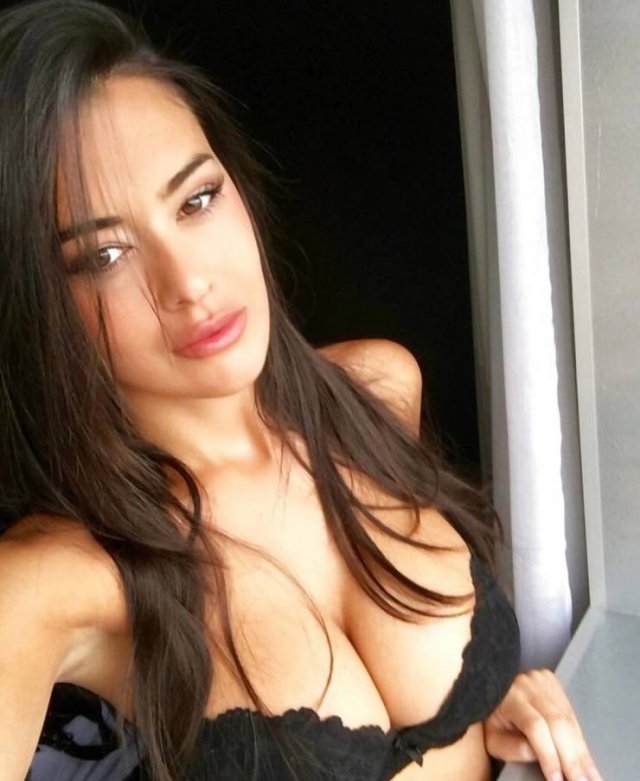 Busty Girls (47 pics)