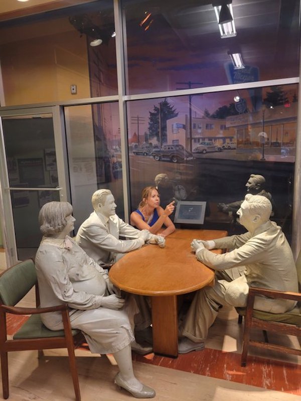 People Having Fun With Sculptures (46 pics)