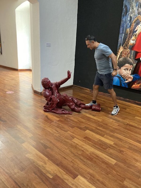 People Having Fun With Sculptures (46 pics)