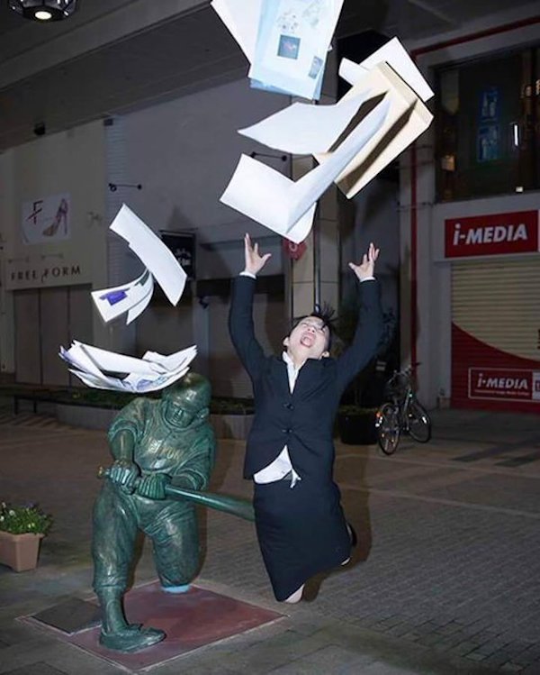 People Having Fun With Sculptures (46 pics)