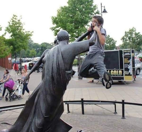 People Having Fun With Sculptures (46 pics)