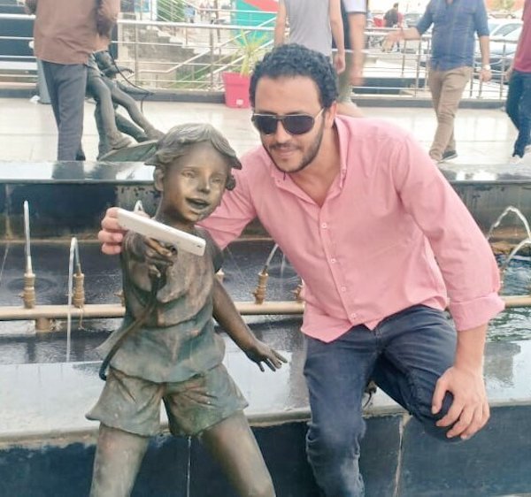 People Having Fun With Sculptures (46 pics)