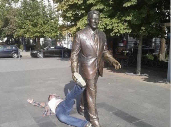 People Having Fun With Sculptures (46 pics)