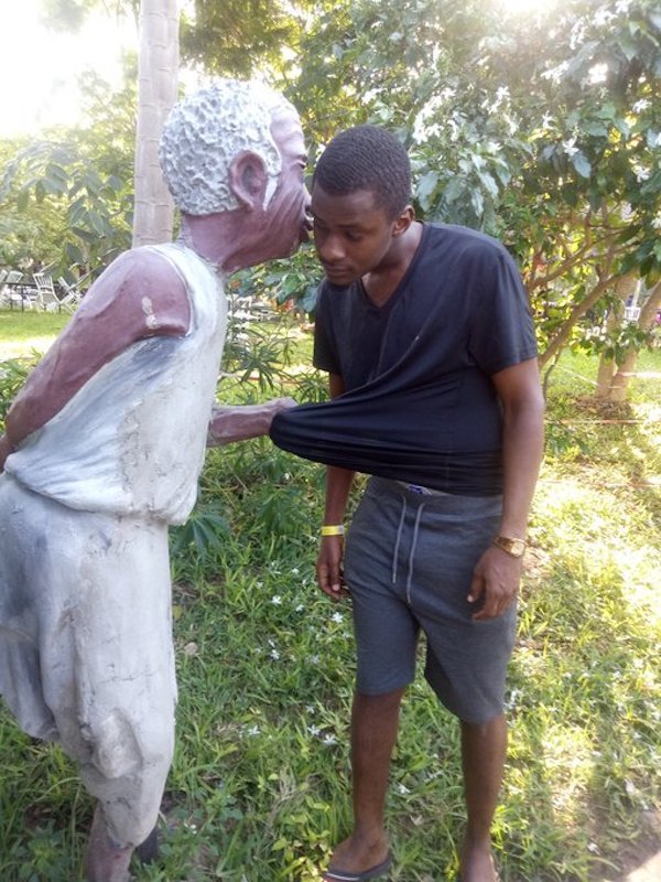 People Having Fun With Sculptures (46 pics)