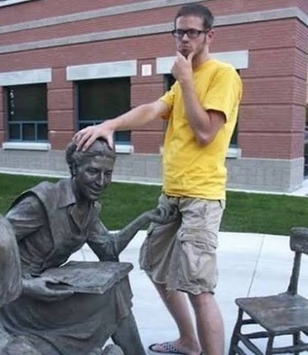 People Having Fun With Sculptures (46 pics)