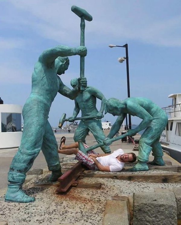 People Having Fun With Sculptures (46 pics)