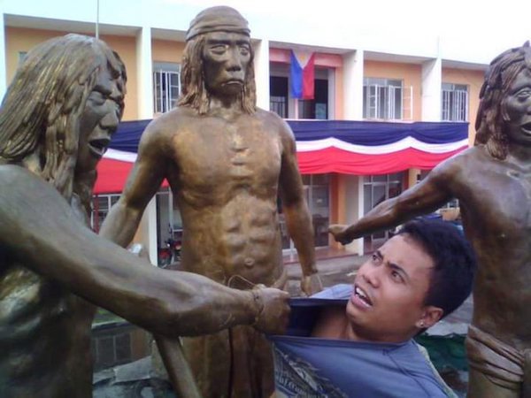 People Having Fun With Sculptures (46 pics)