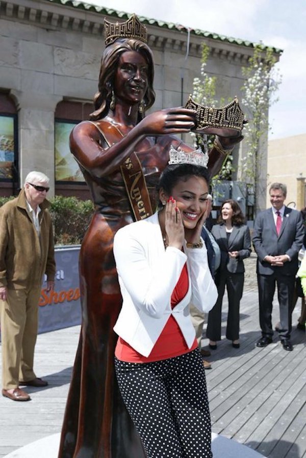 People Having Fun With Sculptures (46 pics)