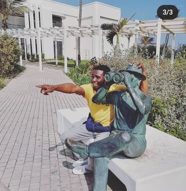 People Having Fun With Sculptures (46 pics)