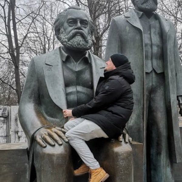 People Having Fun With Sculptures (46 pics)