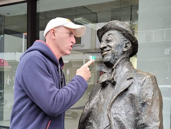 People Having Fun With Sculptures (46 pics)