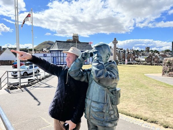 People Having Fun With Sculptures (46 pics)