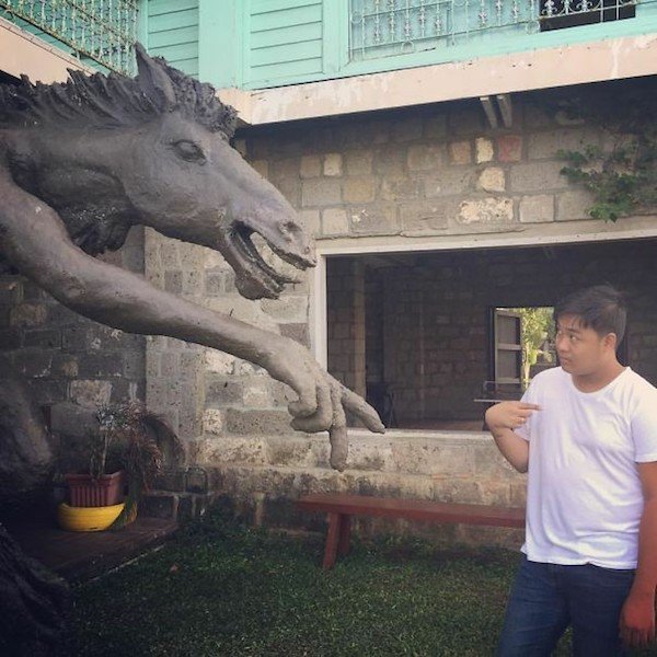 People Having Fun With Sculptures (46 pics)