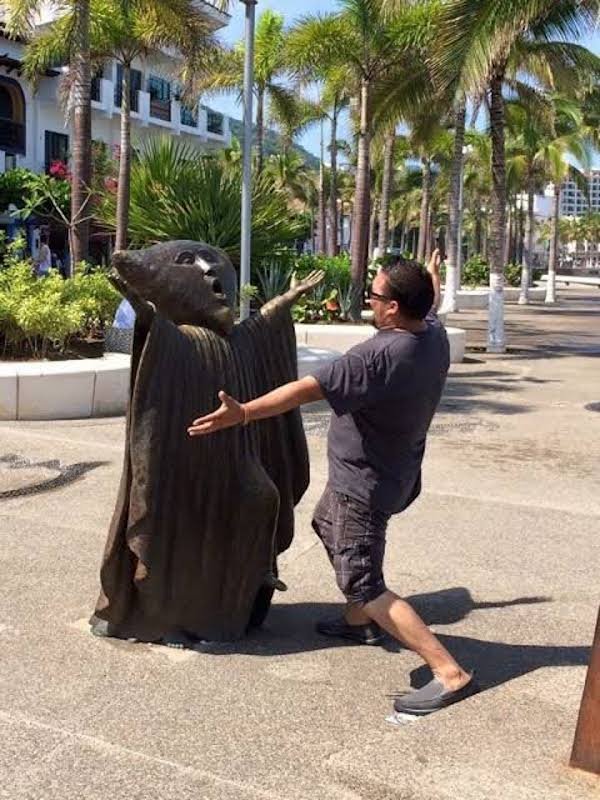 People Having Fun With Sculptures (46 pics)