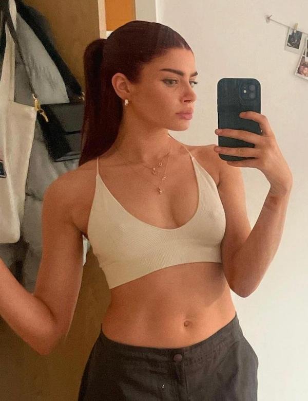 Braless Girls (32 pics)