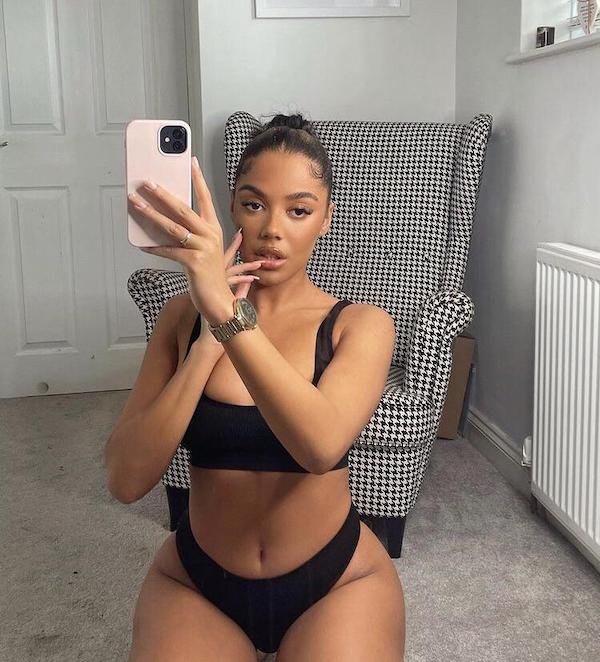 Selfie Girls (35 pics)