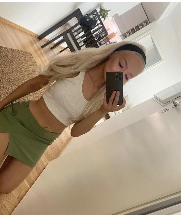 Selfie Girls (35 pics)